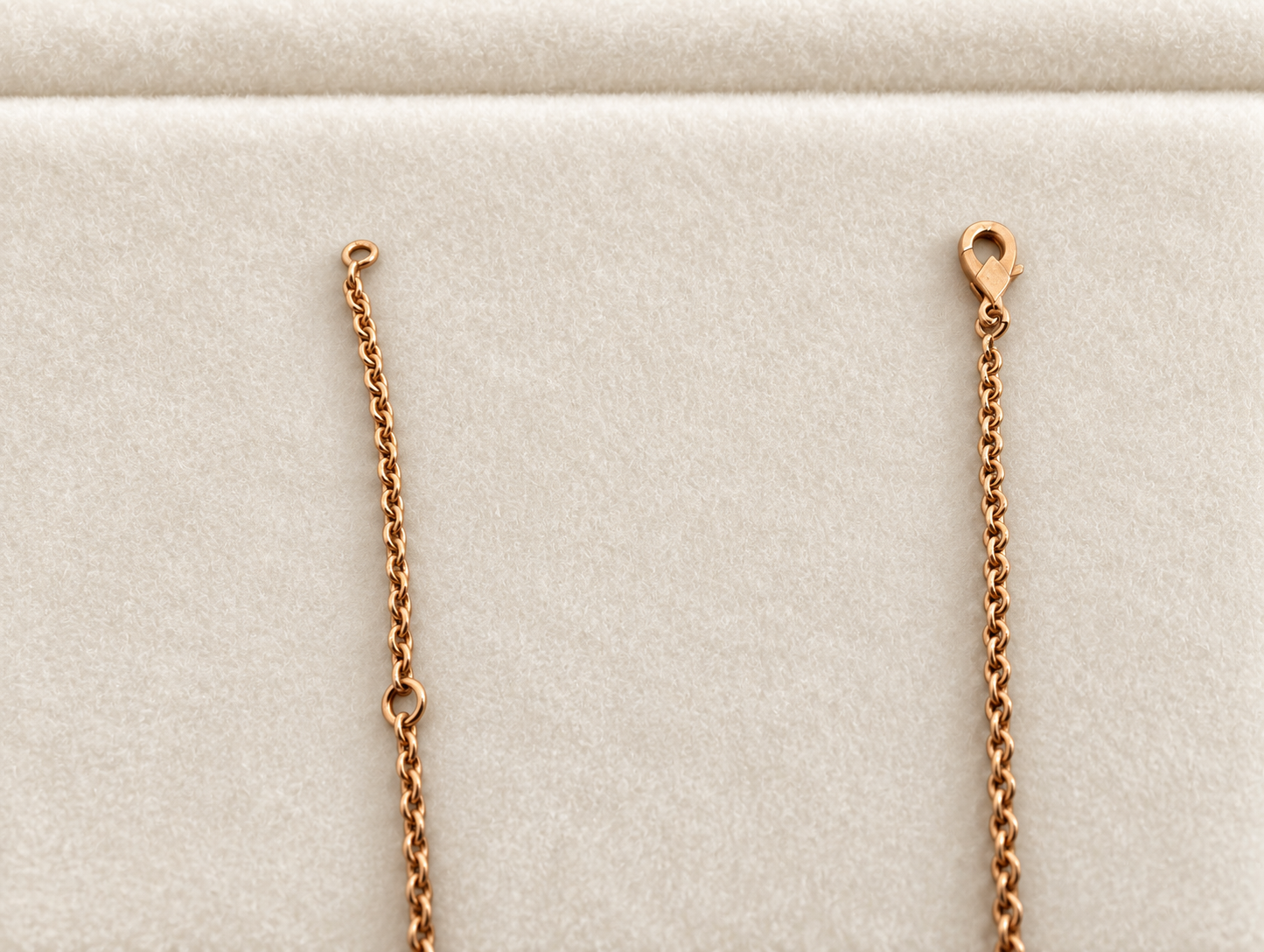 Pure Alhambra pendant
18K yellow gold, Mother-of-pearl