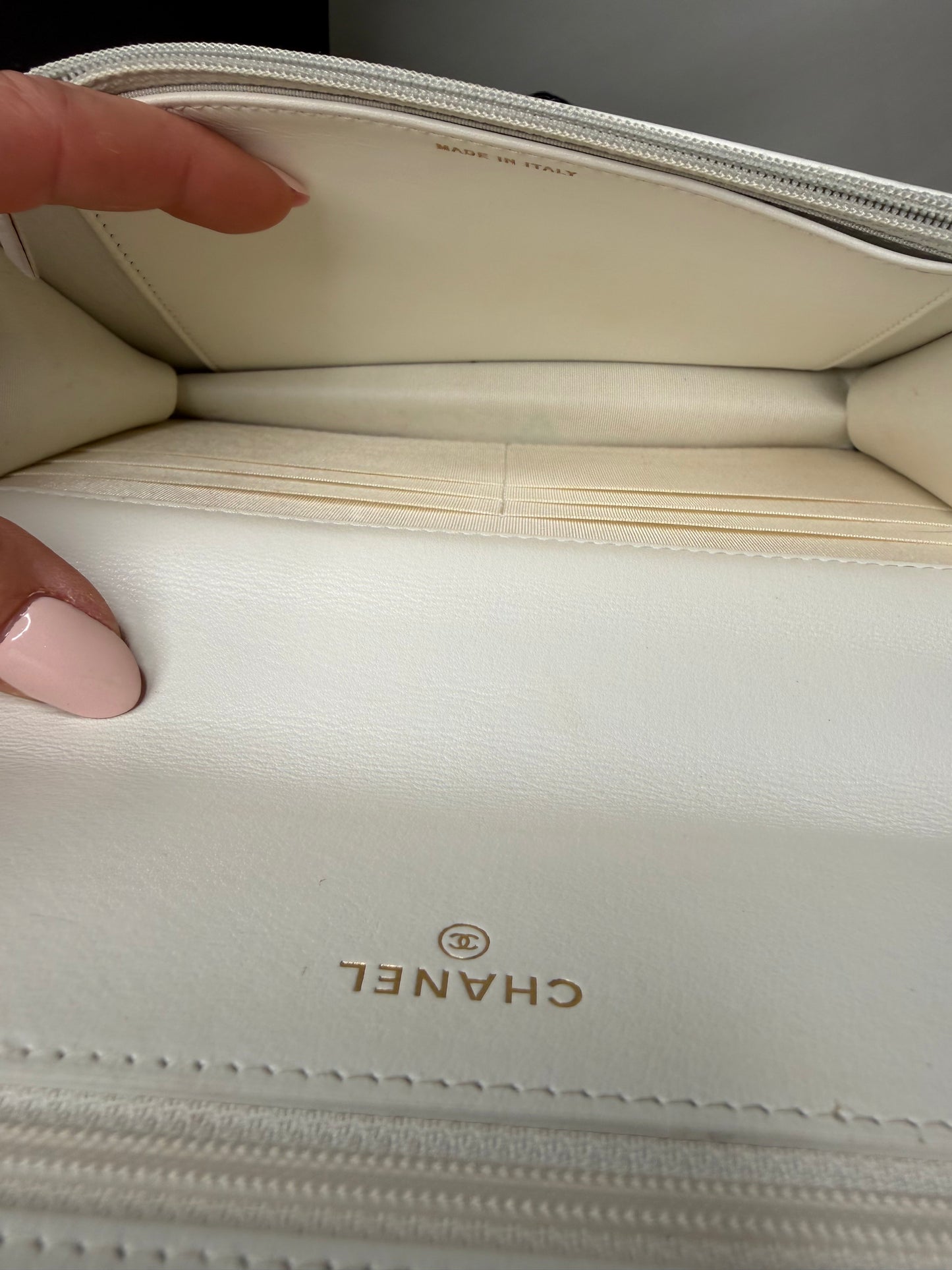 Chanel 19 WOC White