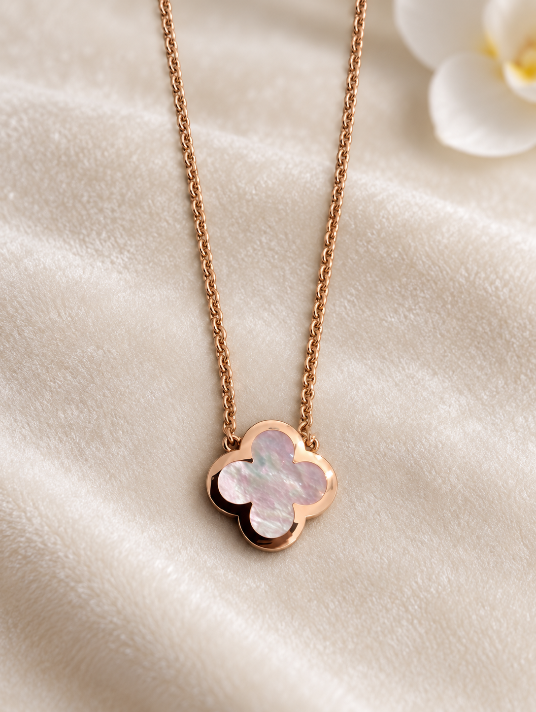 Pure Alhambra pendant
18K yellow gold, Mother-of-pearl