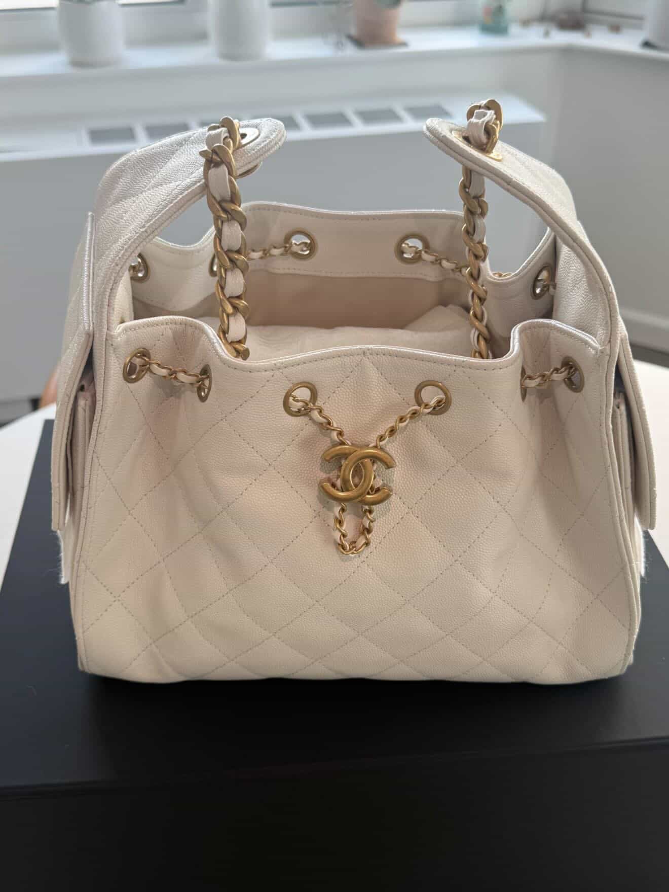 White Chanel 25 Caviar Small GHW