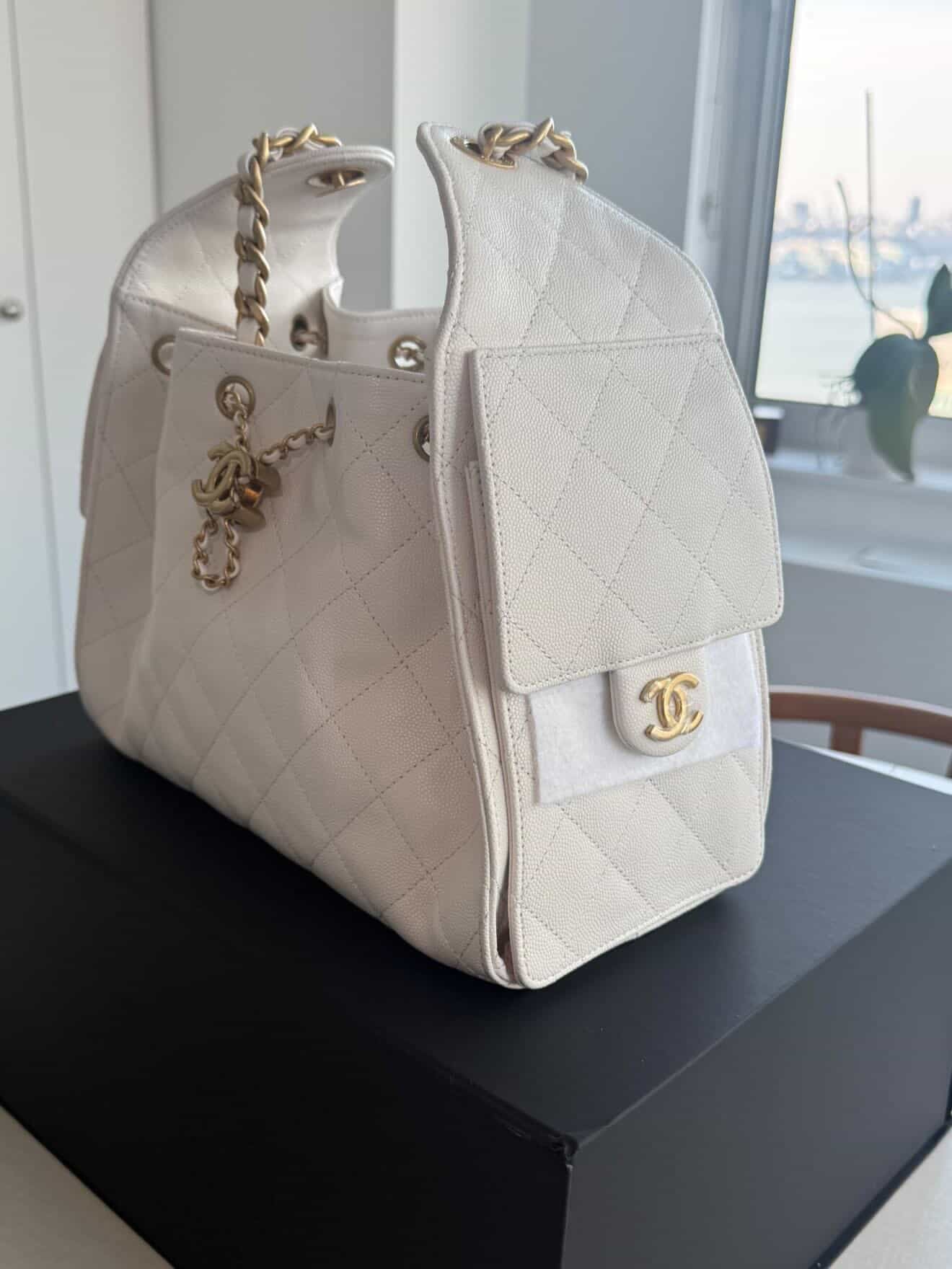 White Chanel 25 Caviar Small GHW