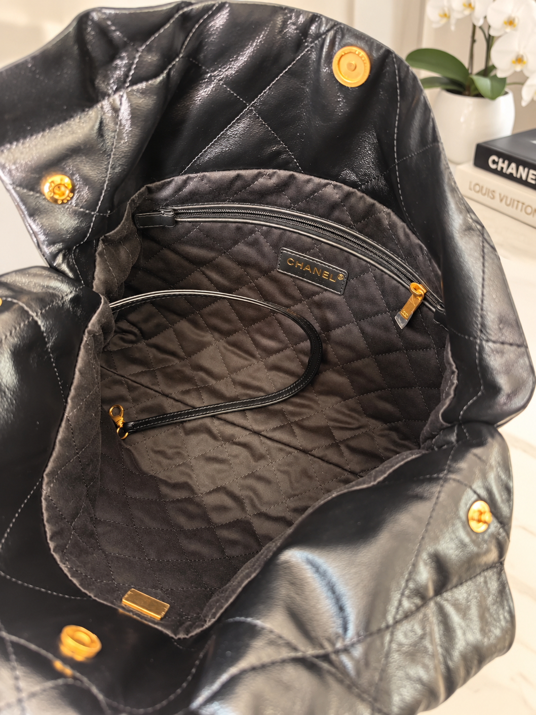 Chanel 22 Hobo Small
