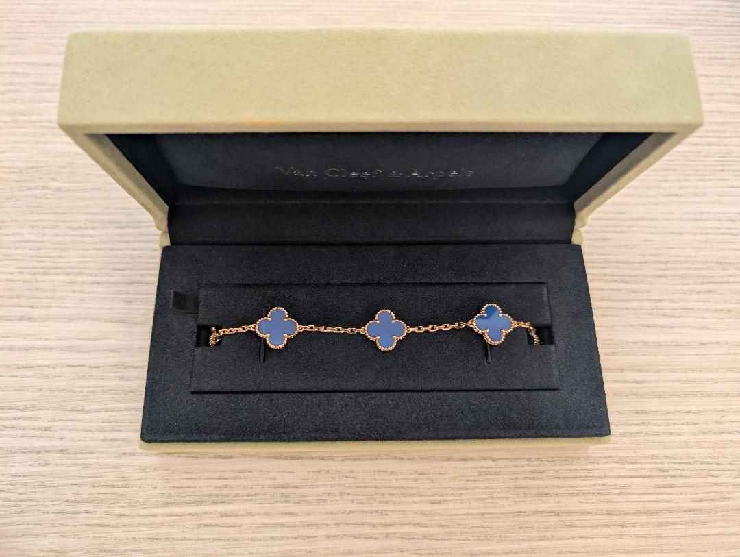 VCA 5 Motif Blue Agate Gold Bracelet