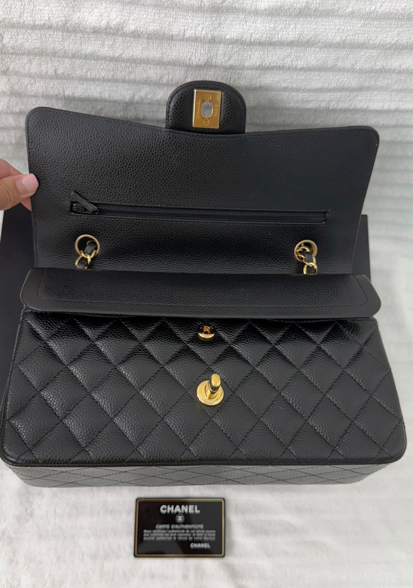 Chanel Caviar Classic Flap Medium GHW