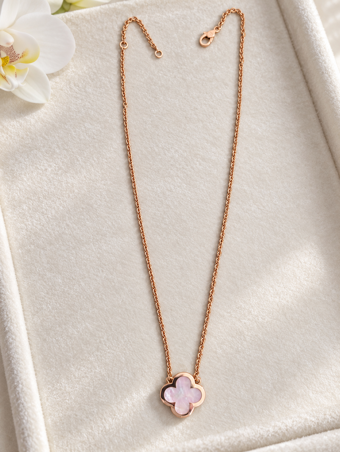 Pure Alhambra pendant
18K yellow gold, Mother-of-pearl
